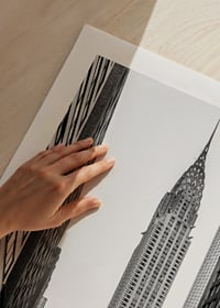 Svartvitt foto av Chrysler Building bland höga byggnader-9