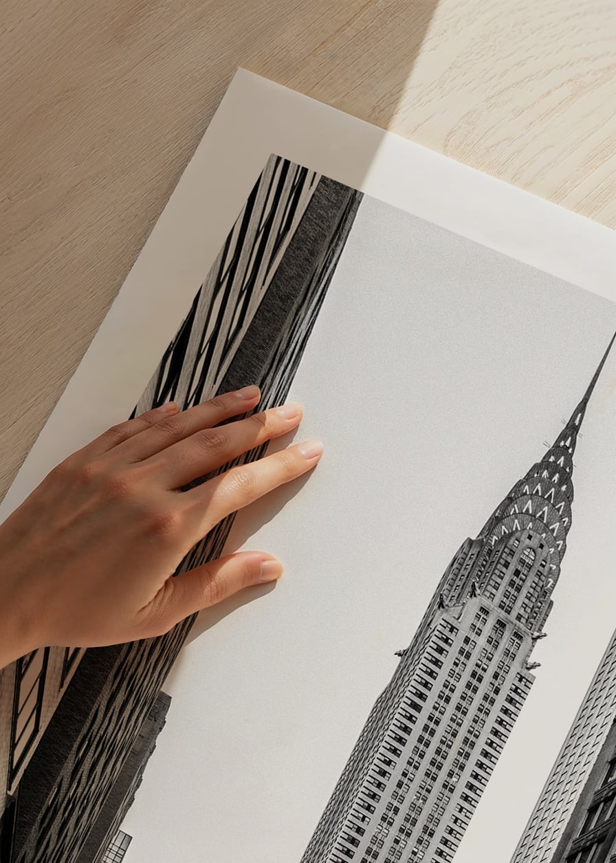 Svartvitt foto av Chrysler Building bland höga byggnader-12