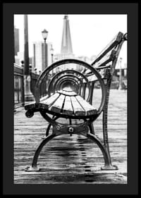 Čiernobiela fotografia lavičky v parku na drevenom móle s panorámou mesta-4