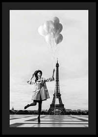 Svartvitt foto av kvinna med ballonger vid Eiffeltornet-4
