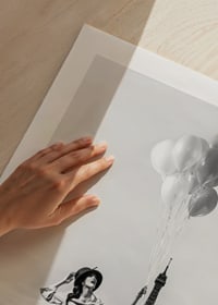 Svartvitt foto av kvinna med ballonger vid Eiffeltornet-9