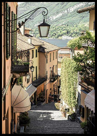 Fotografi av smal gränd i Bellagio med pastellfärgade hus-6