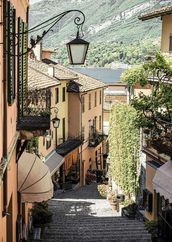 Fotografi av smal gränd i Bellagio med pastellfärgade hus-12