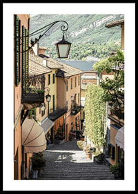 Fotografi av smal gränd i Bellagio med pastellfärgade hus-0