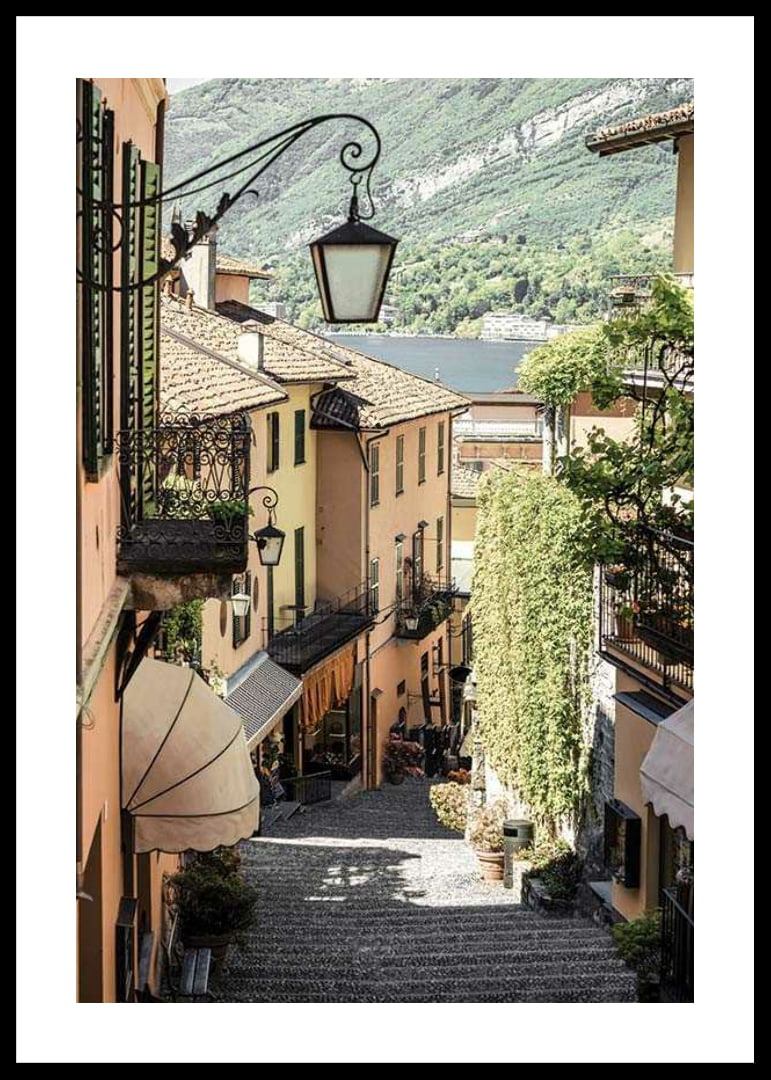 Fotografi av smal gränd i Bellagio med pastellfärgade hus-12
