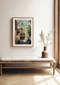 Fotografi av smal gränd i Bellagio med pastellfärgade hus-8