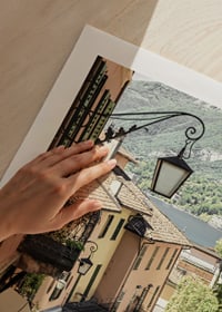 Fotografi av smal gränd i Bellagio med pastellfärgade hus-9