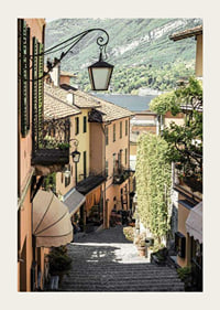 Fotografi av smal gränd i Bellagio med pastellfärgade hus-3