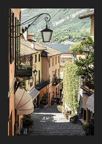 Fotografi av smal gränd i Bellagio med pastellfärgade hus-5