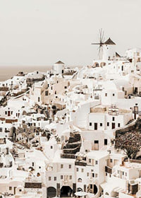 Vita hus i Oia på Santorini med vindkvarn och ljus bakgrund-7