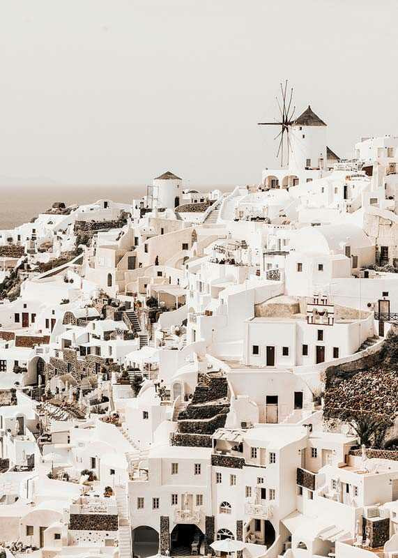 Vita hus i Oia på Santorini med vindkvarn och ljus bakgrund-12