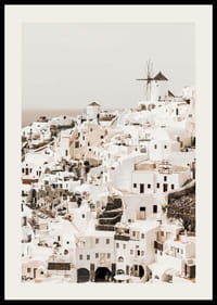 Weiße Häuser in Oia auf Santorini mit Windmühle und hellem Hintergrund-2