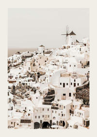 Weiße Häuser in Oia auf Santorini mit Windmühle und hellem Hintergrund-3