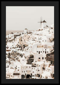 Weiße Häuser in Oia auf Santorini mit Windmühle und hellem Hintergrund-4