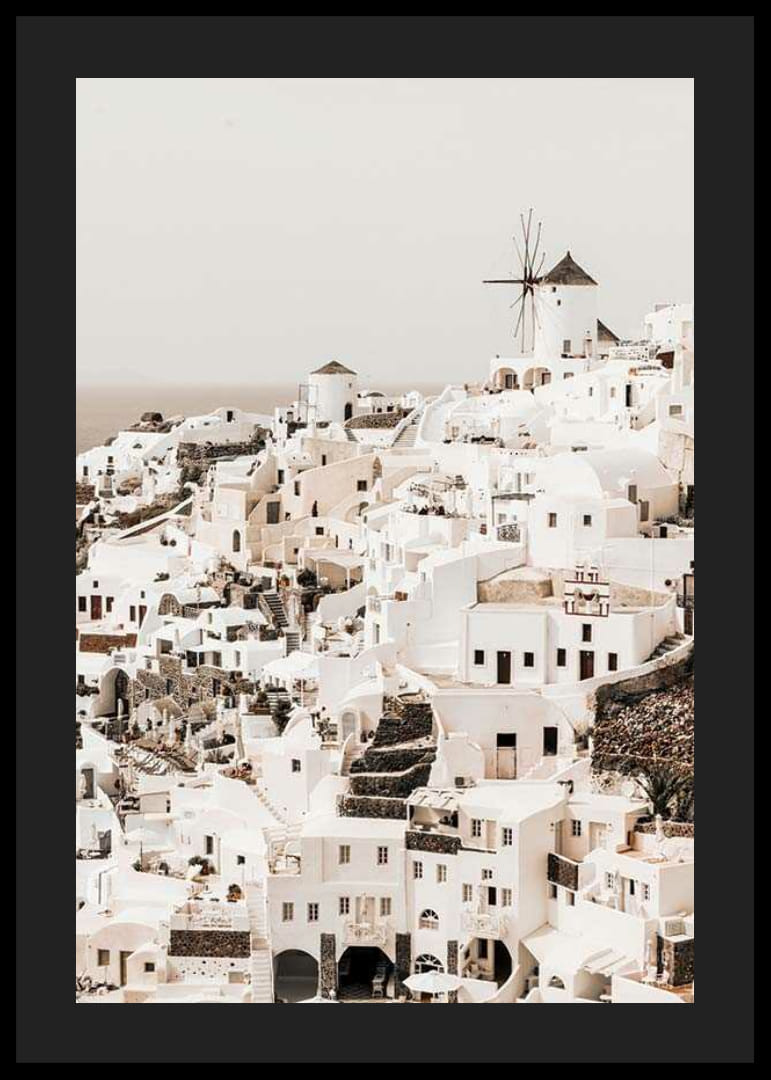 Weiße Häuser in Oia auf Santorini mit Windmühle und hellem Hintergrund-12