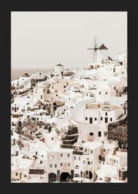 Weiße Häuser in Oia auf Santorini mit Windmühle und hellem Hintergrund-5