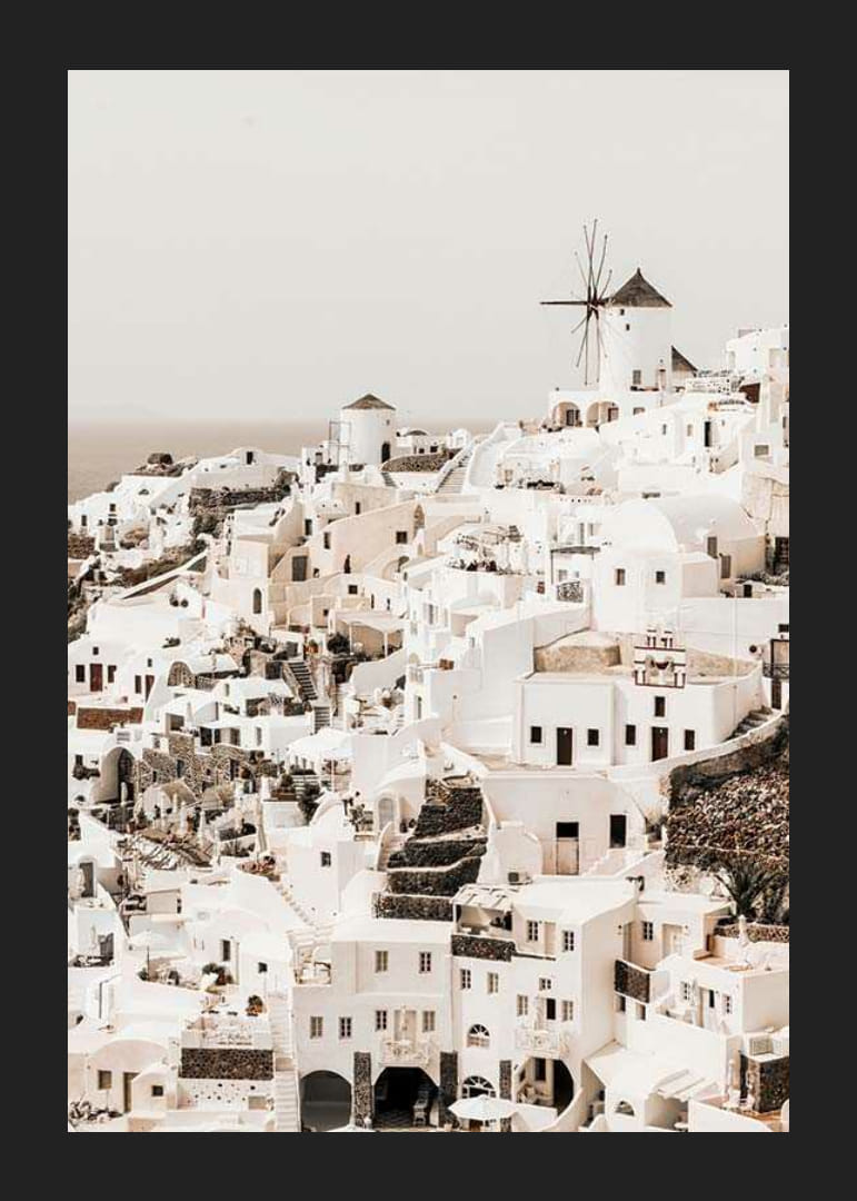 Weiße Häuser in Oia auf Santorini mit Windmühle und hellem Hintergrund-12