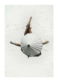 Fotografiskt motiv med kvinna och vitt parasoll på sandstrand-1