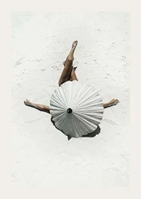 Fotografiskt motiv med kvinna och vitt parasoll på sandstrand-3