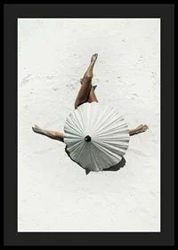 Fotografiskt motiv med kvinna och vitt parasoll på sandstrand-4