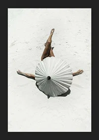 Fotografiskt motiv med kvinna och vitt parasoll på sandstrand-5