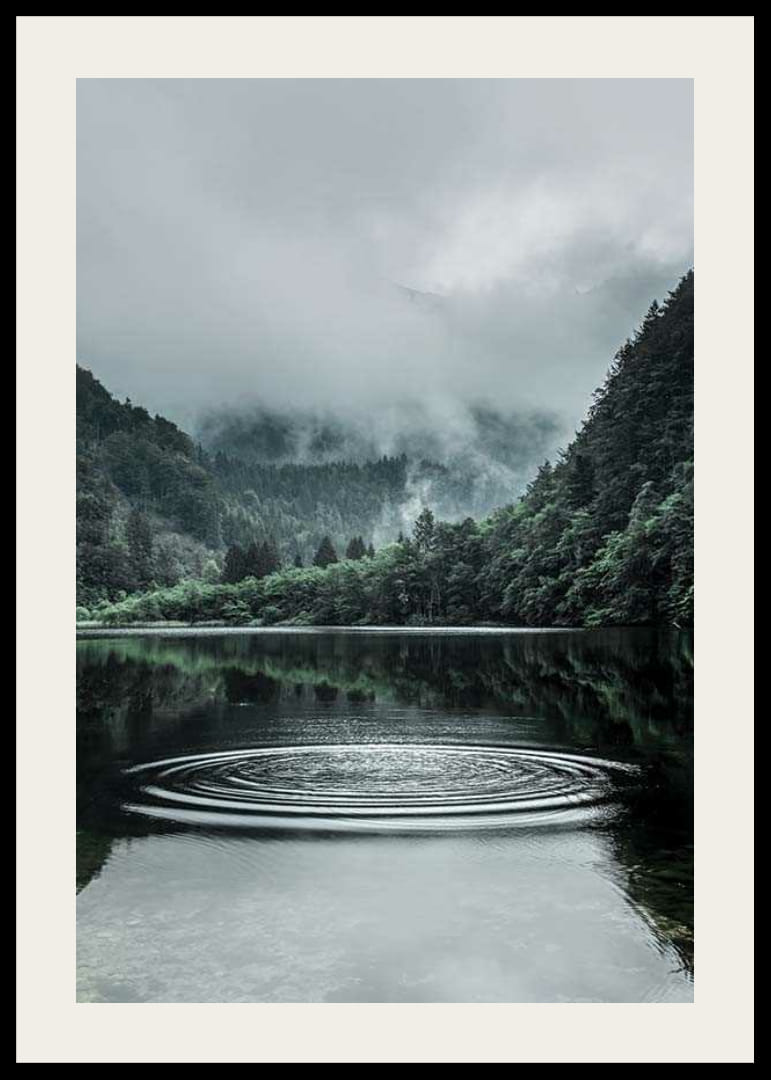 Fotografiskt landskap med dimhöljda berg och lugn sjö-12