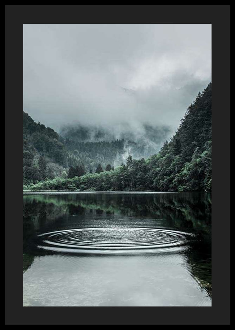 Fotografiskt landskap med dimhöljda berg och lugn sjö-12