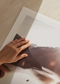 Fotografia slnečného jazera obklopeného zalesnenými horami-9