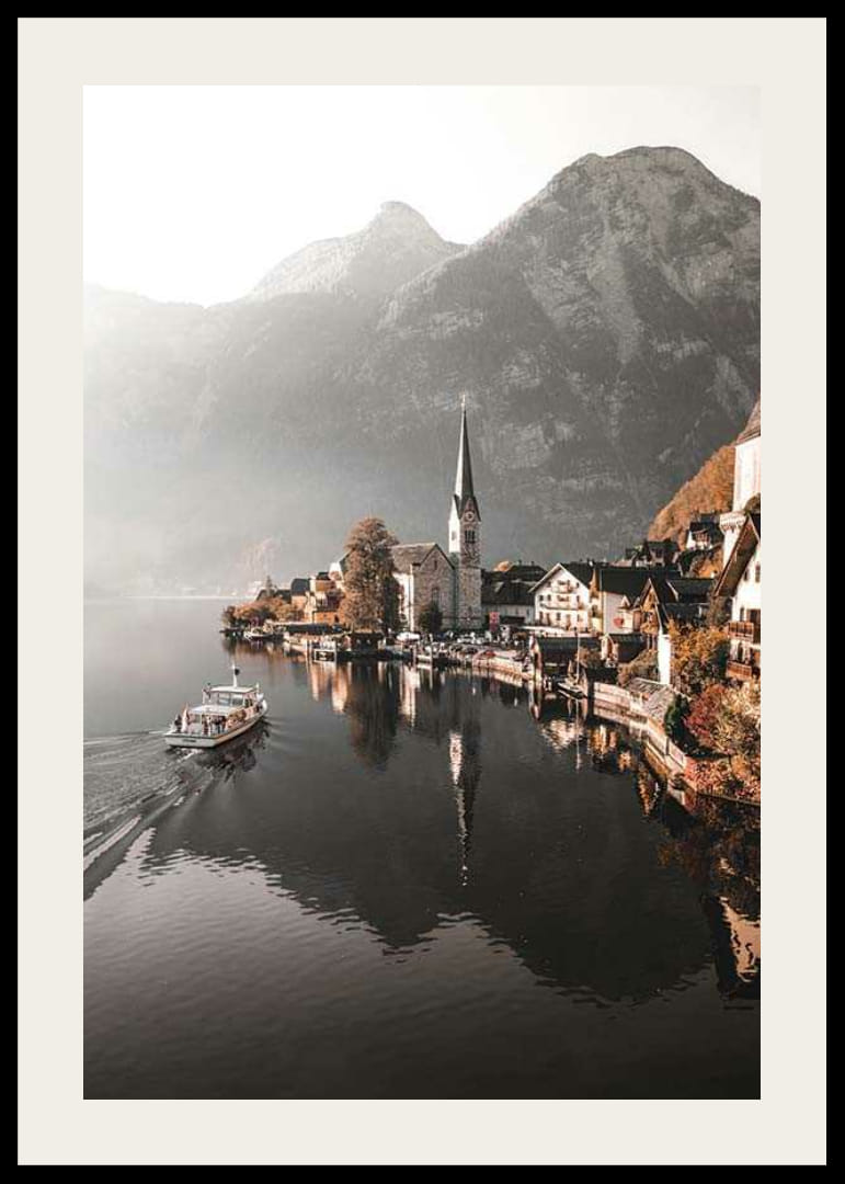 Fotografía de Hallstatt con iglesia, lago y altas montañas.-12