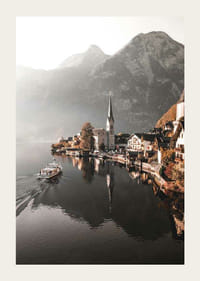 Fotografía de Hallstatt con iglesia, lago y altas montañas.-3
