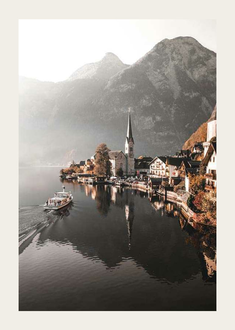 Fotografía de Hallstatt con iglesia, lago y altas montañas.-12