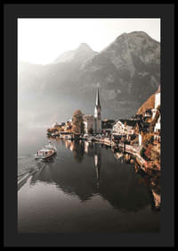 Fotografía de Hallstatt con iglesia, lago y altas montañas.-4