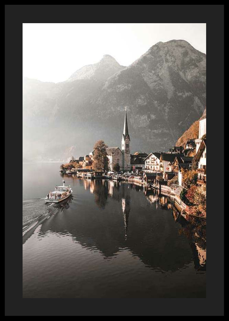 Fotografía de Hallstatt con iglesia, lago y altas montañas.-12