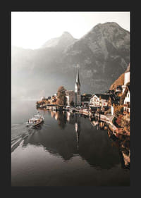 Fotografía de Hallstatt con iglesia, lago y altas montañas.-5