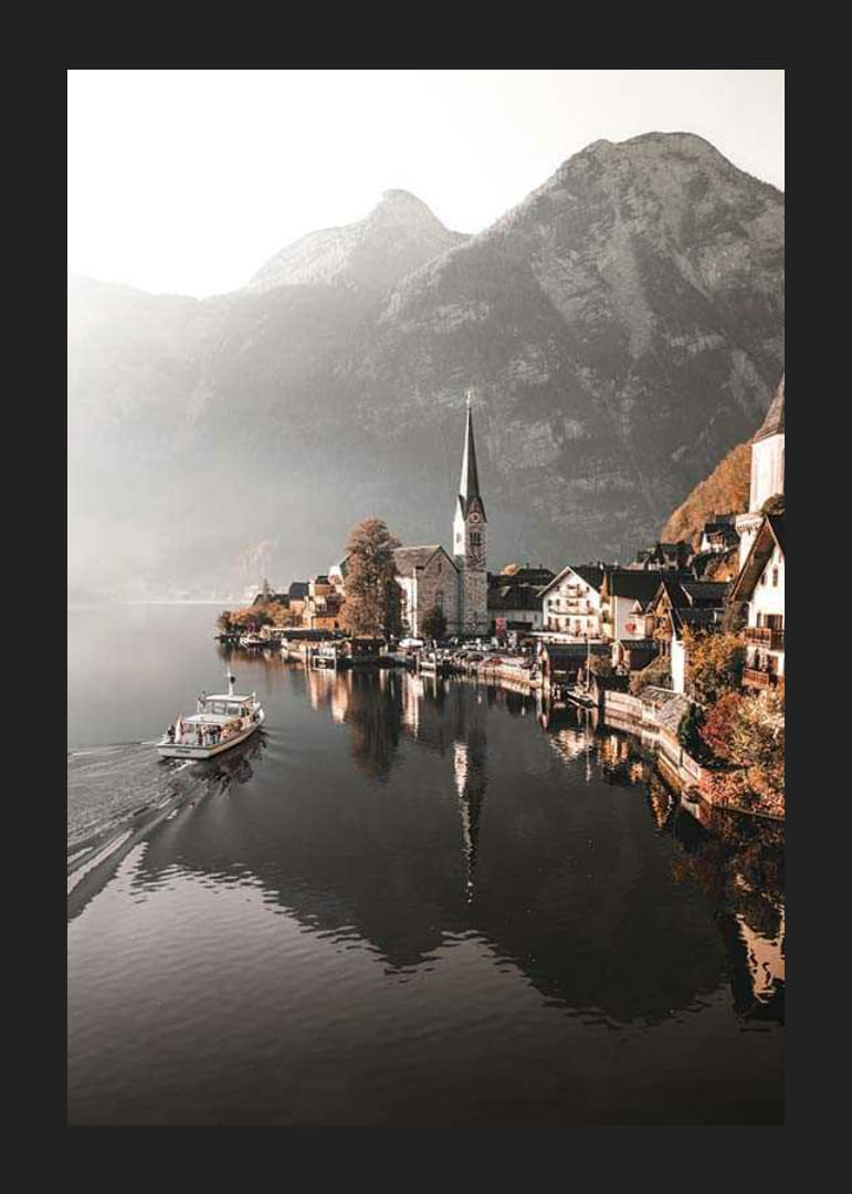 Fotografía de Hallstatt con iglesia, lago y altas montañas.-12