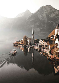 Fotografia di Hallstatt con chiesa, lago e alte montagne-7