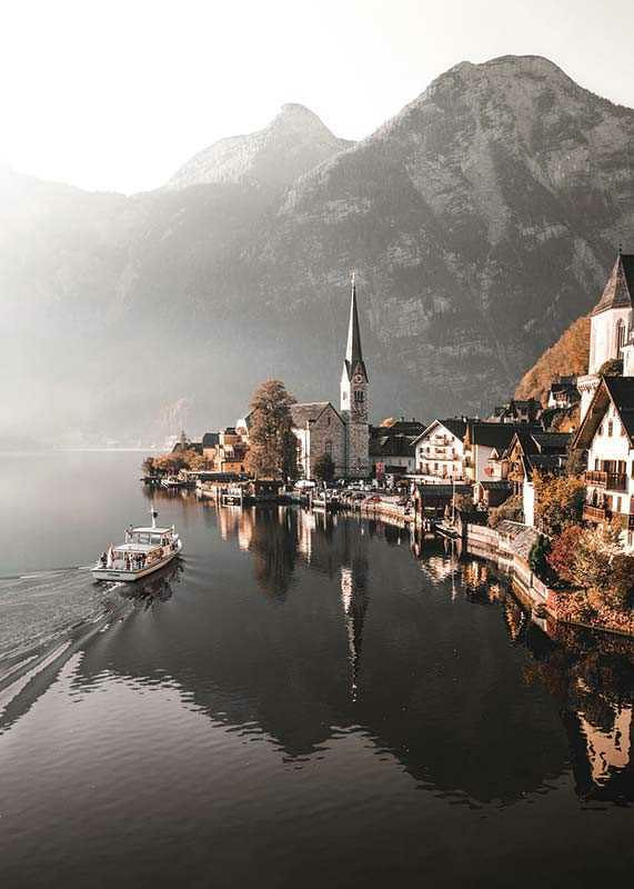 Fotografia di Hallstatt con chiesa, lago e alte montagne-12