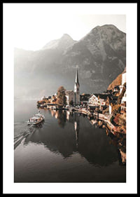 Fotografia di Hallstatt con chiesa, lago e alte montagne-0