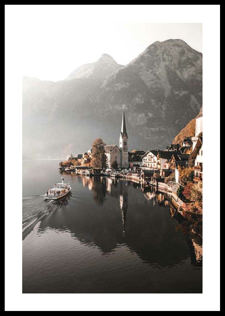 Fotografia di Hallstatt con chiesa, lago e alte montagne-12