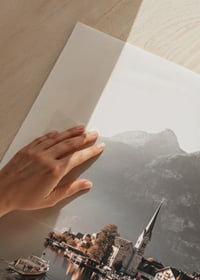 Fotografia di Hallstatt con chiesa, lago e alte montagne-9