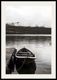 Fotografisk eka vid brygga i dimmig bergssjö, dova färger-2