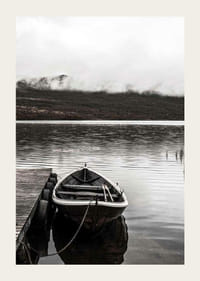Fotografisk eka vid brygga i dimmig bergssjö, dova färger-3