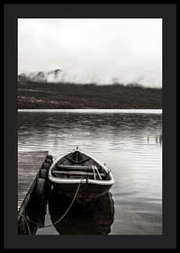 Fotografisk eka vid brygga i dimmig bergssjö, dova färger-4