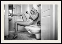 Czarno-białe zdjęcie kobiety w bieliźnie nakładającej makijaż w łazience-2