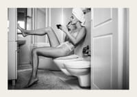 Czarno-białe zdjęcie kobiety w bieliźnie nakładającej makijaż w łazience-3