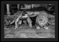 Čiernobiela fotografia mladého muža a leva na podlahe v interiéri-4