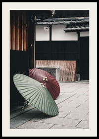 Fotografi av rött och grönt japanskt parasoll mot träfasad-2