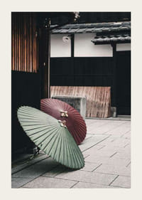 Fotografi av rött och grönt japanskt parasoll mot träfasad-3