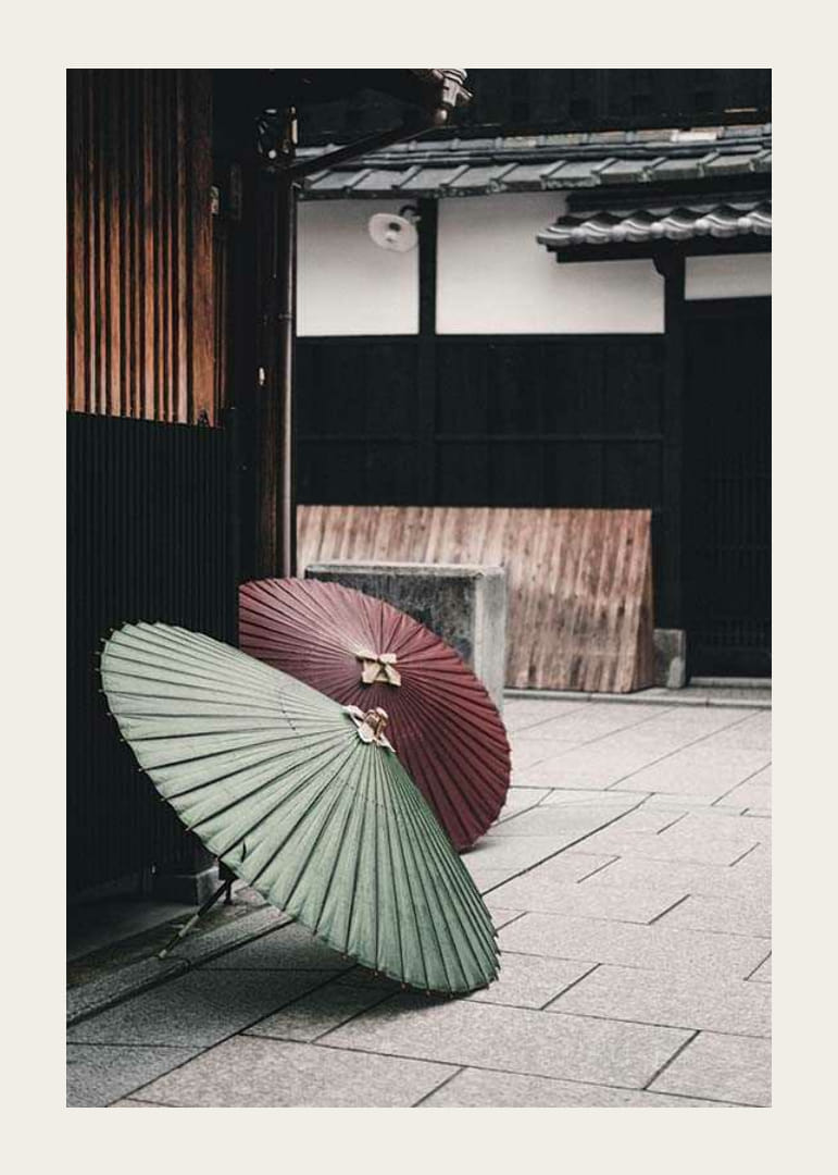 Fotografi av rött och grönt japanskt parasoll mot träfasad-12