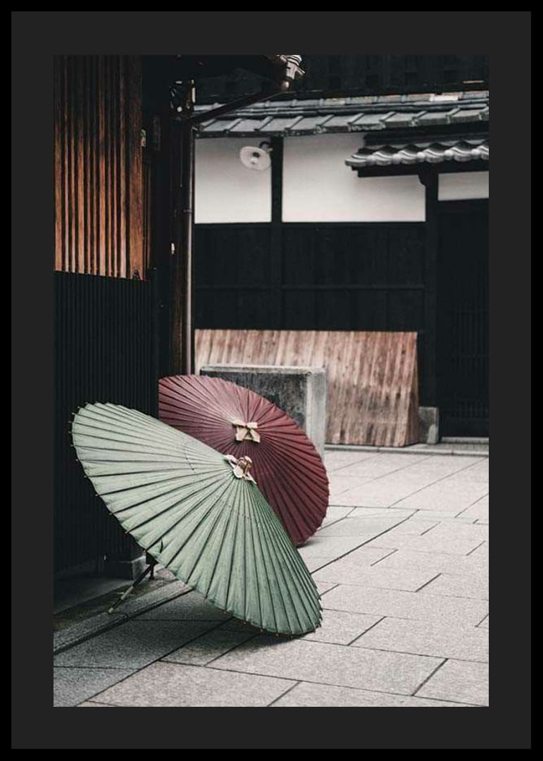 Fotografi av rött och grönt japanskt parasoll mot träfasad-12